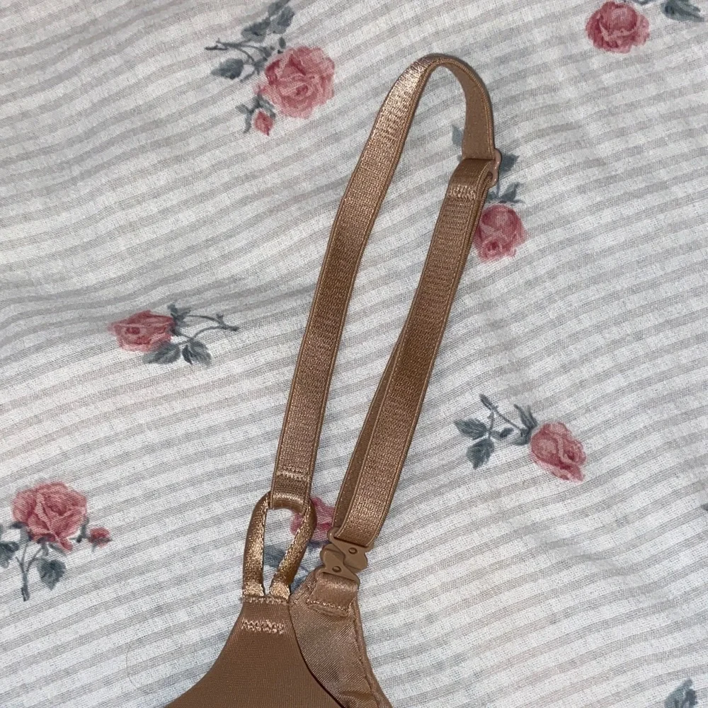 Victoria's Secret Bombshell 32 C - Nude Brown - Picture 4 of 7